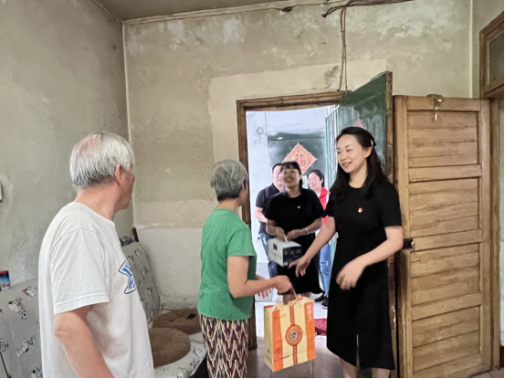 石鼓区委巡察办党员干部走访慰问联点社区空巢老人