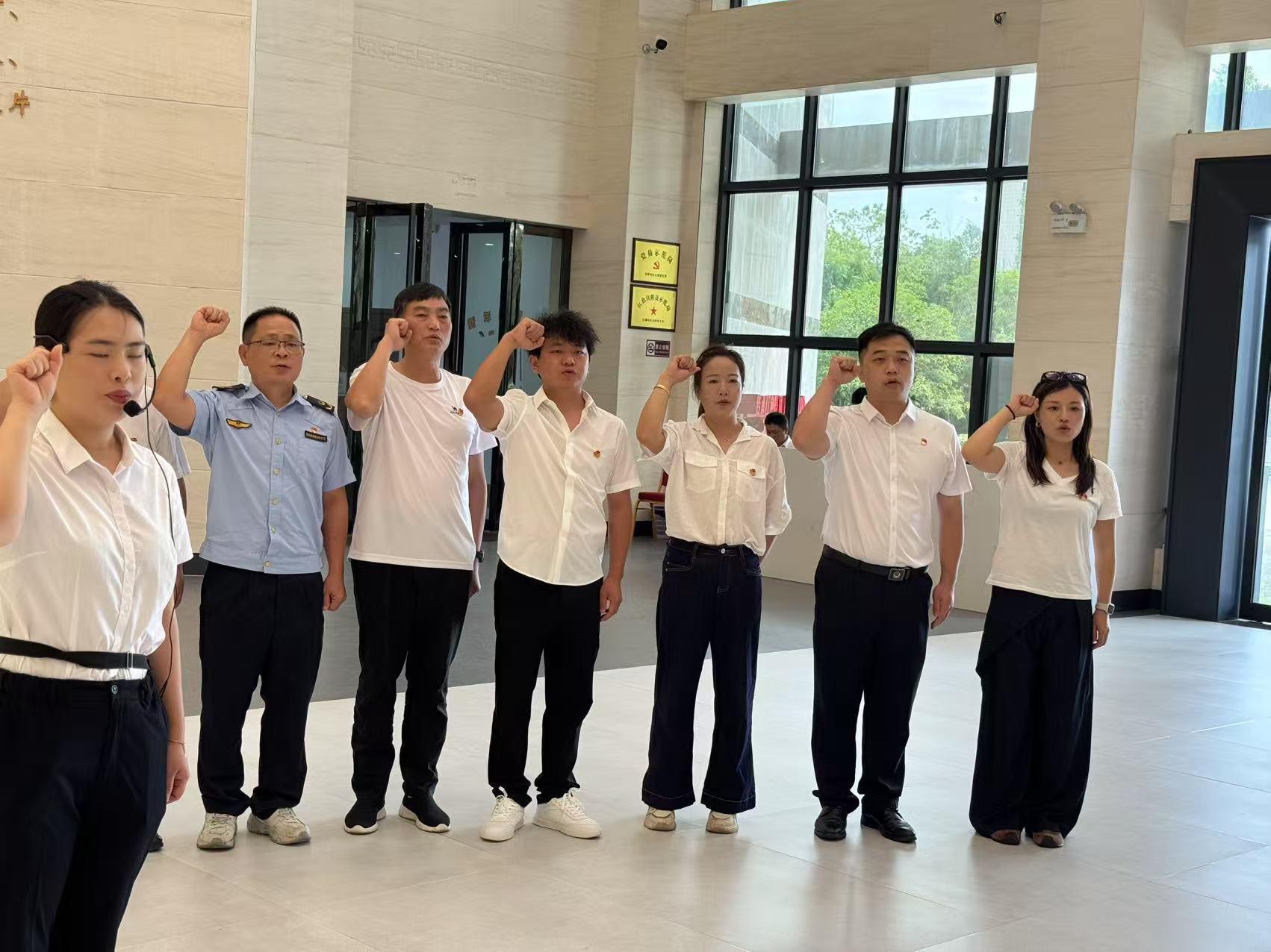传承红色基因 汨罗市市场监督管理局开展新党员入党宣誓活动