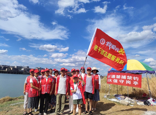 東坪街道老年志愿者開展巡河護河活動