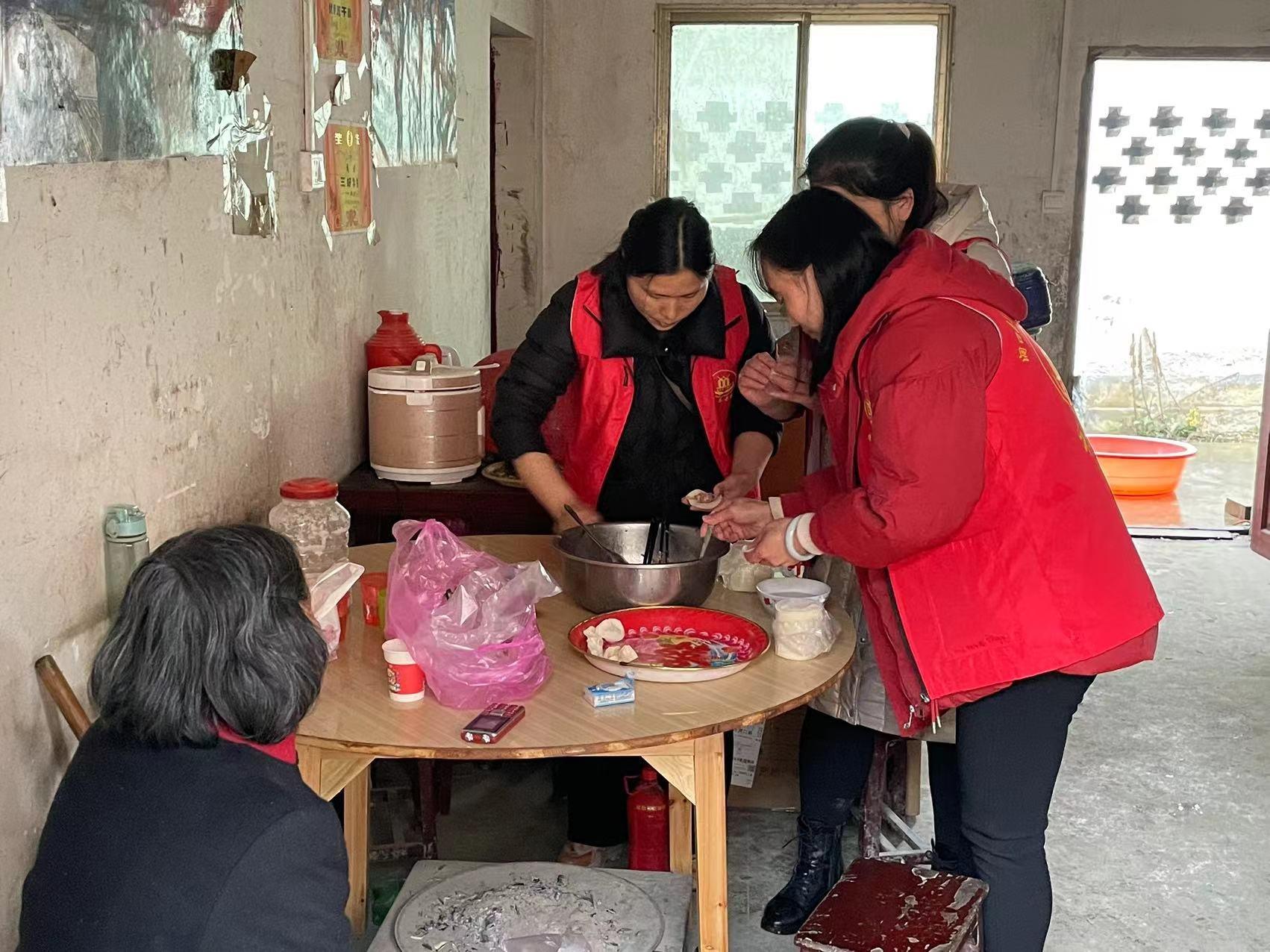 岩山镇：一顿饭的陪伴 暖胃又暖心