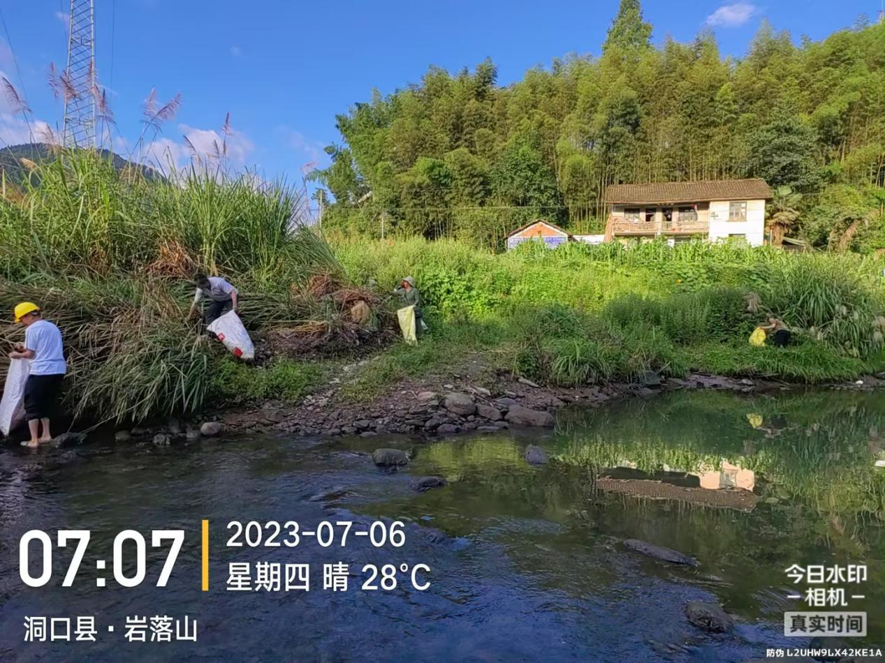 月溪镇鸿程社区：清理河道垃圾  守护碧水清波