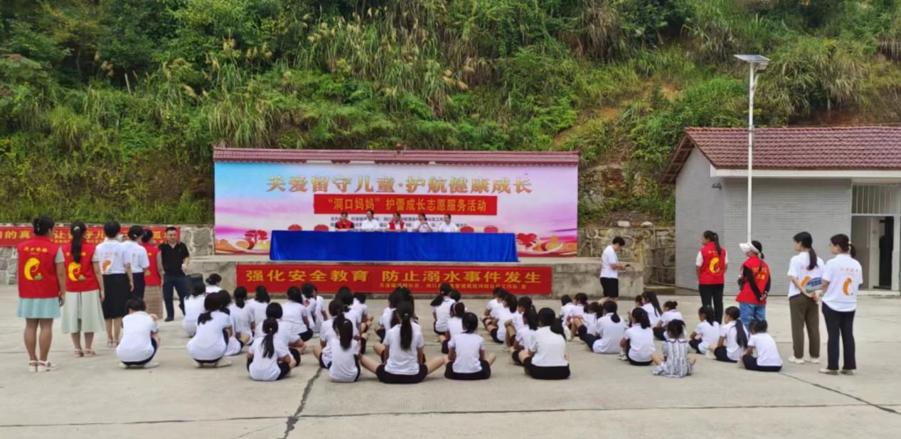 月溪镇：“洞口妈妈”志愿者为洪程社区留守女童送温暖