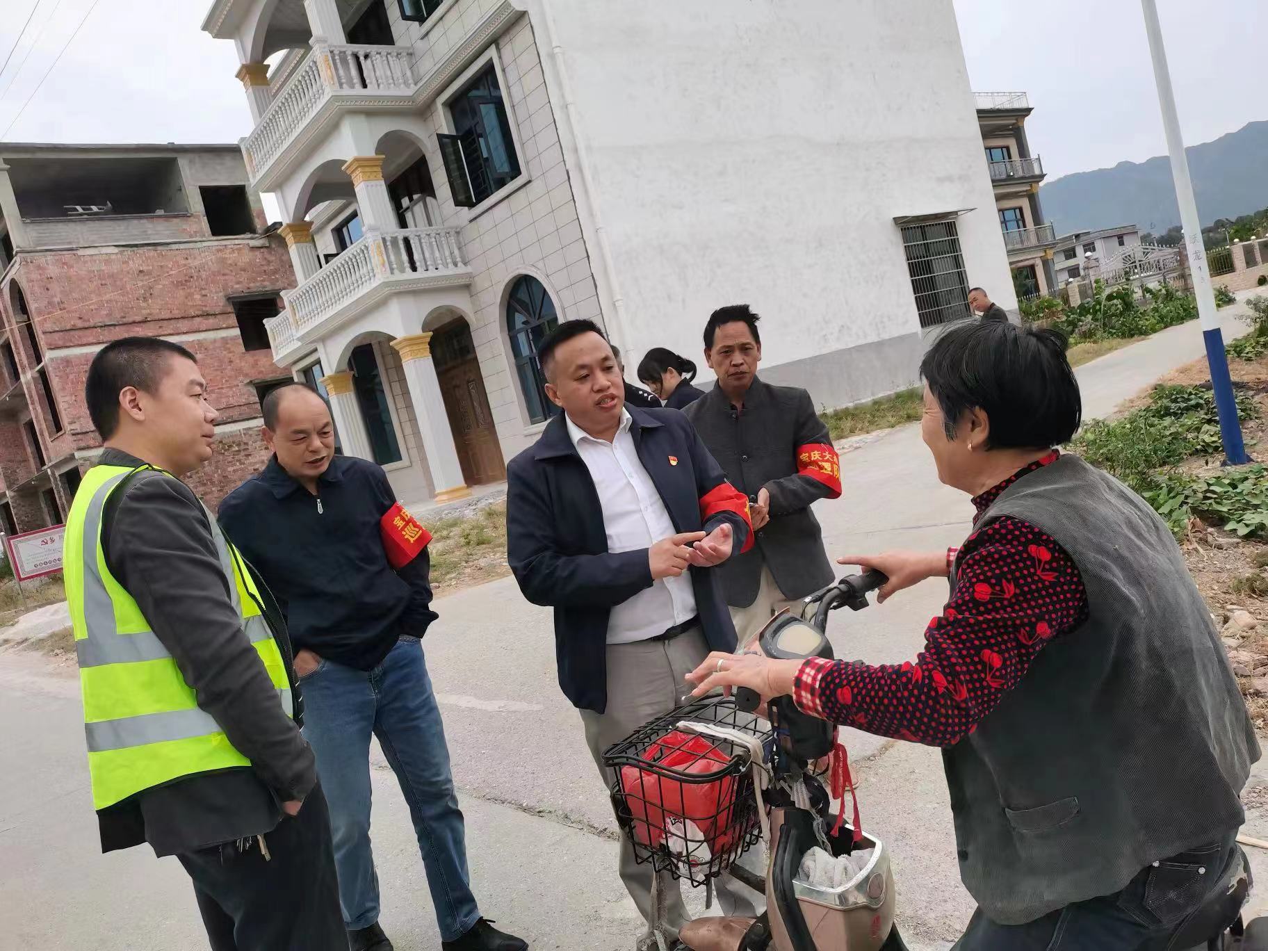 花古街道跃龙村开展农村交通安全劝导