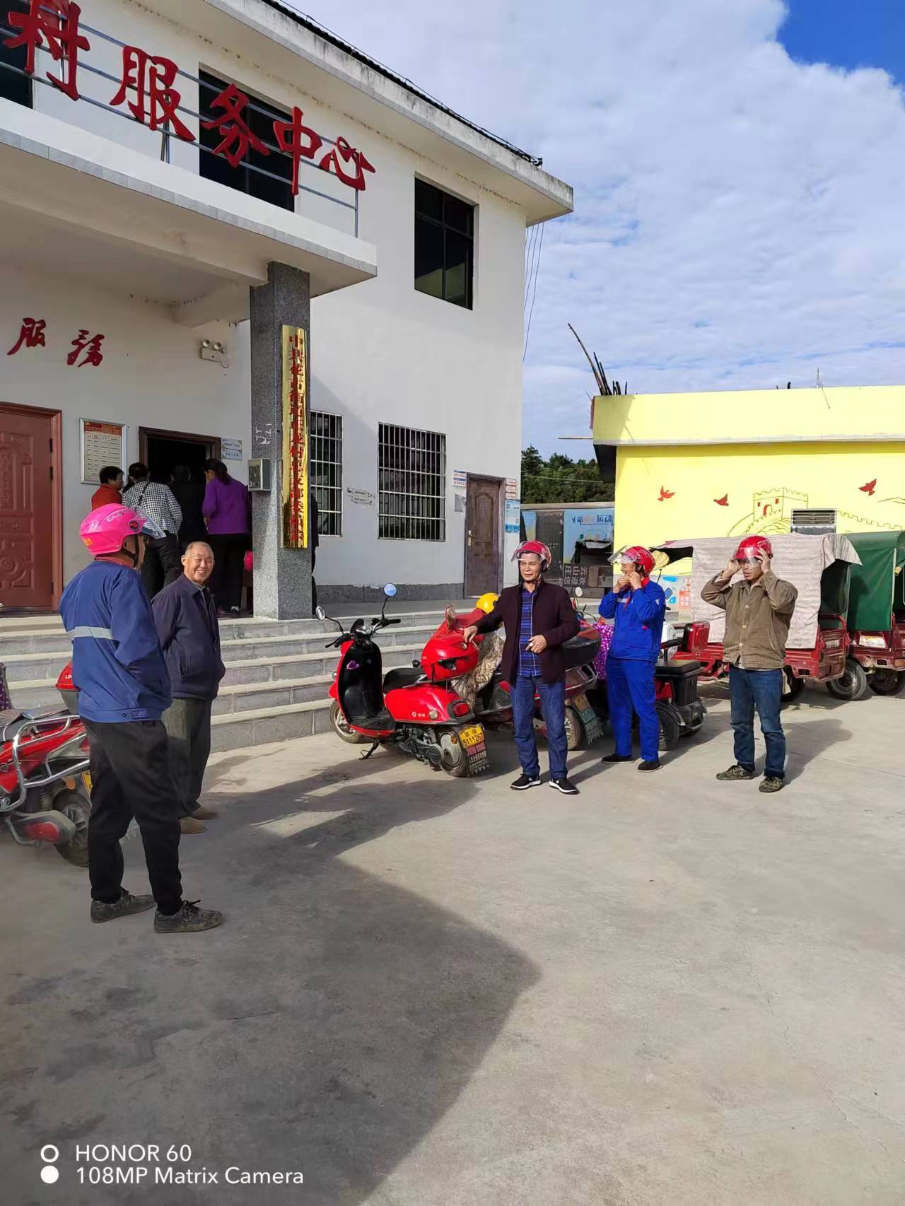 花古街道正龙村：头盔免费送 文明安全“戴”回家