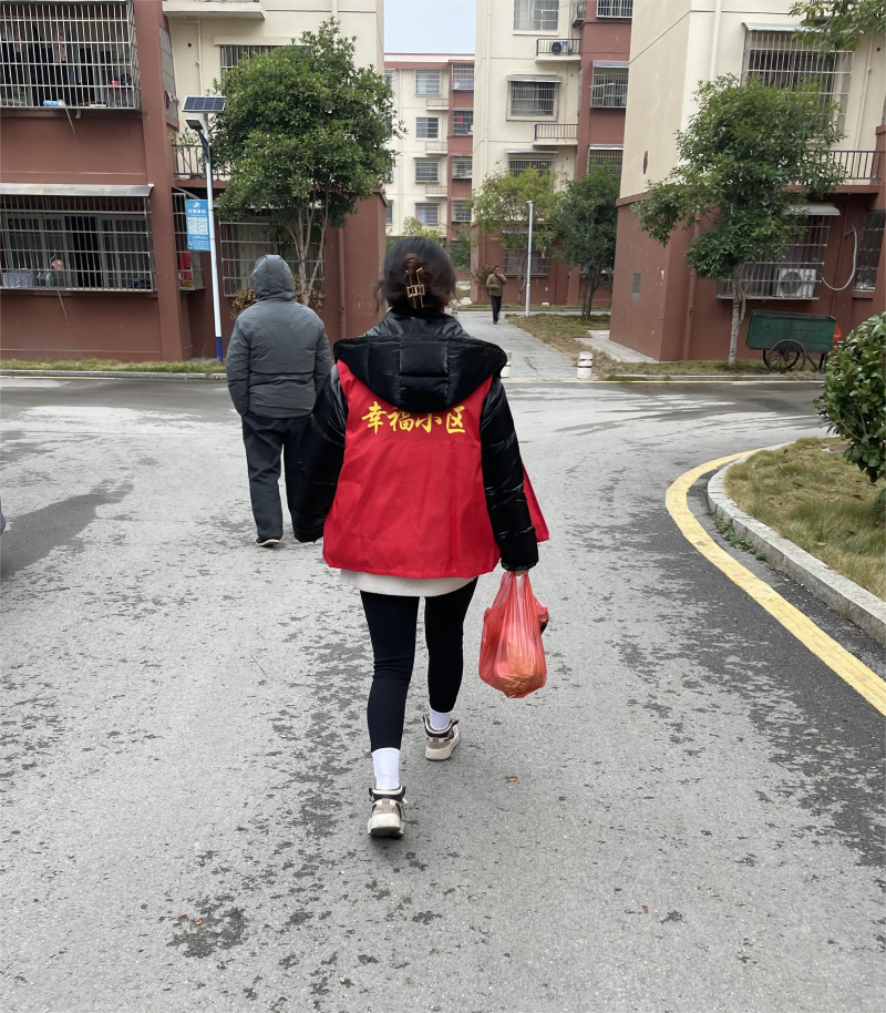 【洞口县学习宣传贯彻党的二十大精神】【建好实干大擂台 拼出新担当】之七十七 花古街道幸福小区：送菜上门  打通易地扶贫搬迁服务群众最后一公里