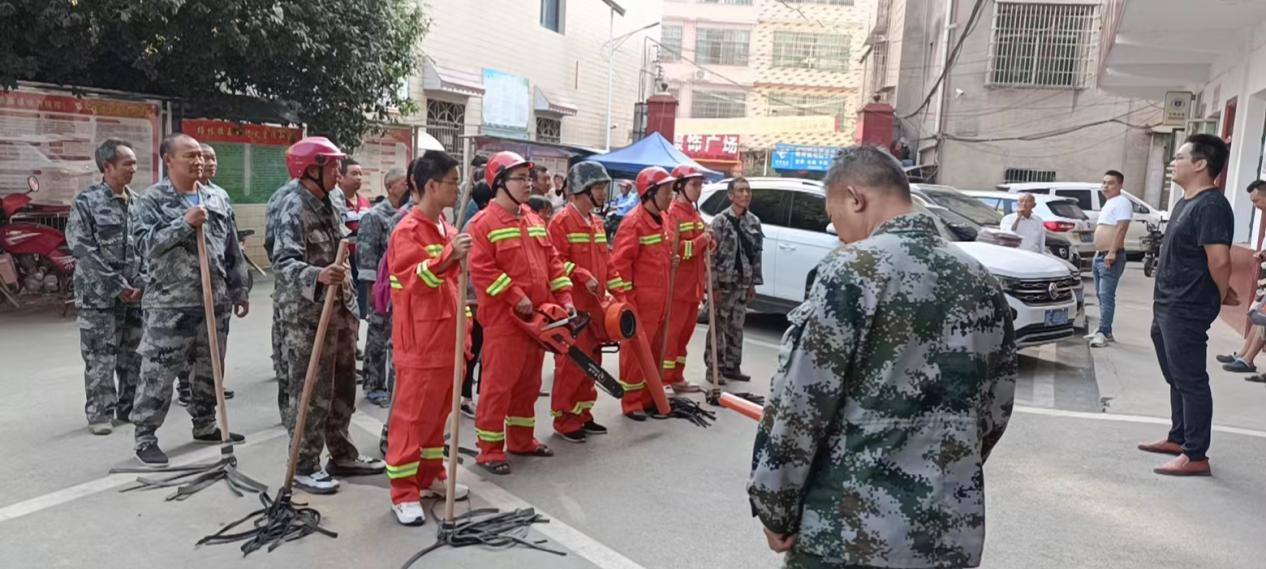 战高温砺精兵:杨林镇开展森林防灭火应急拉练