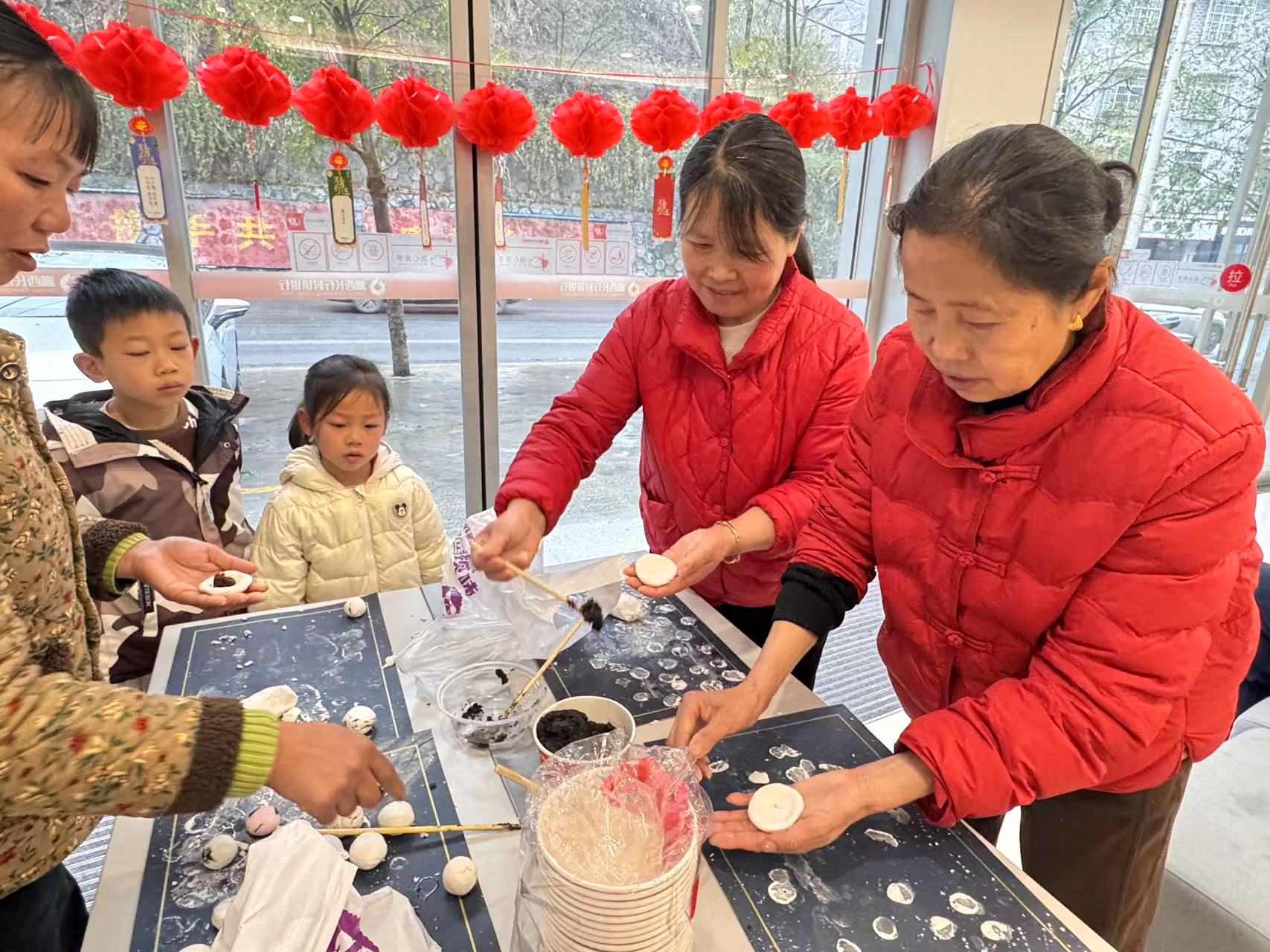 元宵猜谜学反诈金融智慧护万家