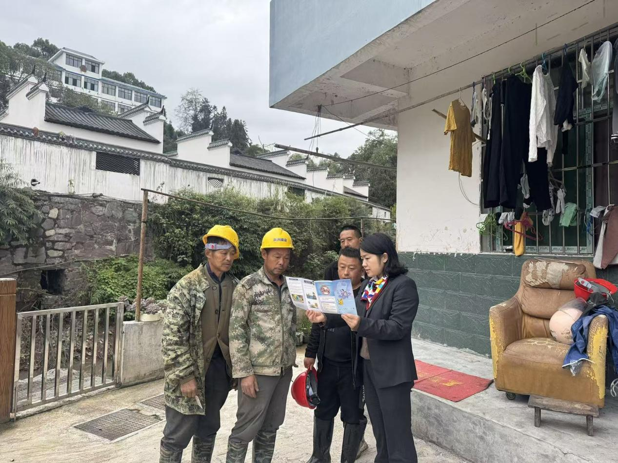 把柜台“搬”到工地旁！ 湘西长行村镇银行古丈支行暖心服务新市民