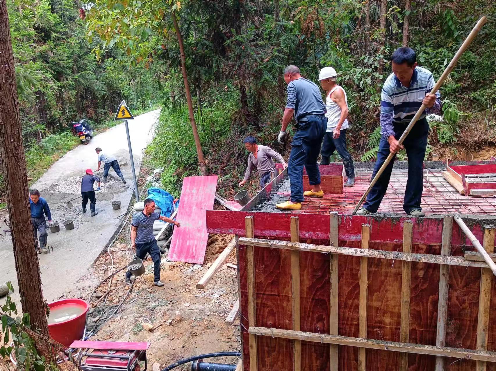 干群同心共聚力，蓄水抗旱解民忧
