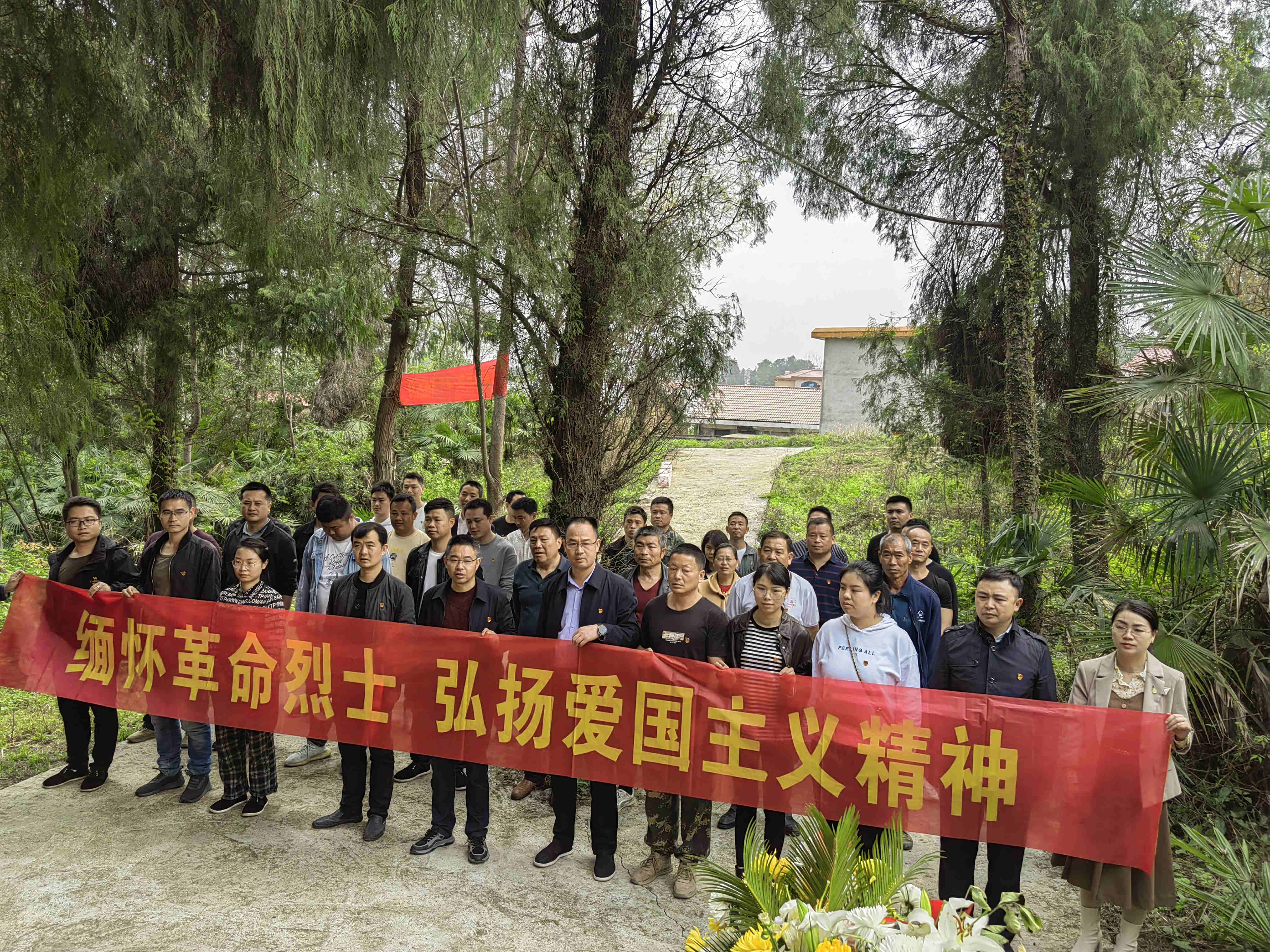 水东镇开展清明节祭扫革命烈士墓活动