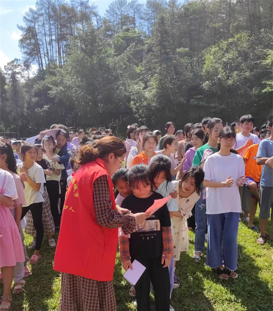 罗溪瑶族乡开展禁毒反电诈进校园宣传活动