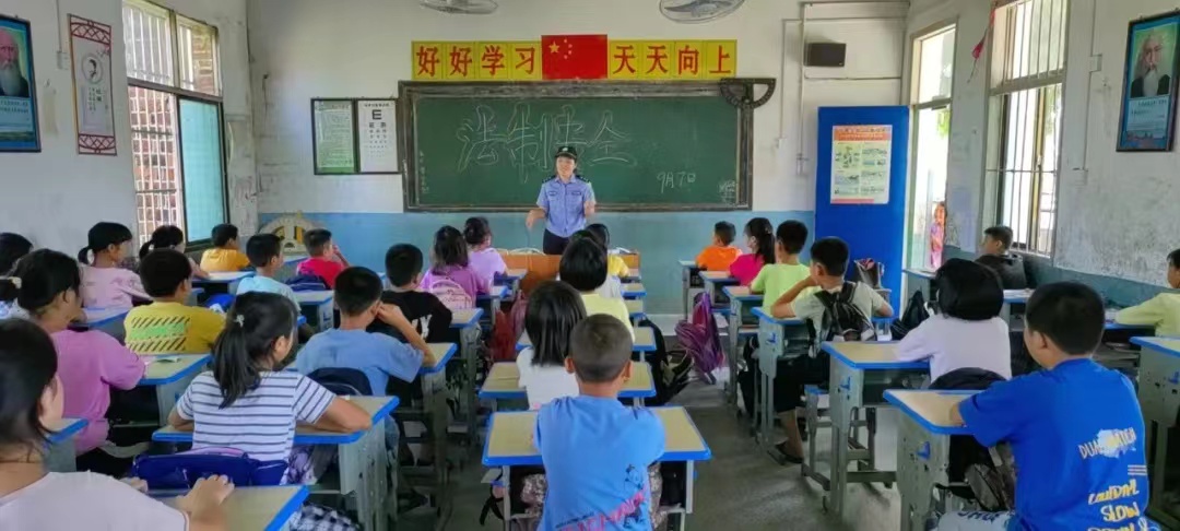 【利剑护蕾】法治宣讲进校园 安全防护“警”相随