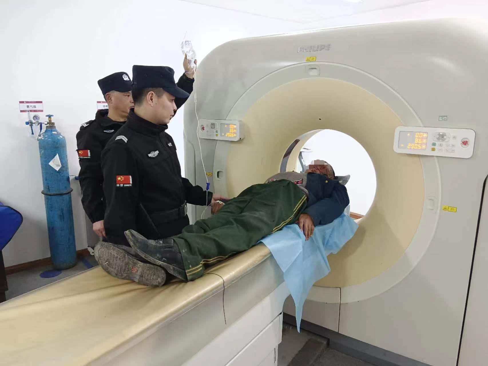 【学习宣传贯彻党的二十大精神】孤寡老人意外摔倒！警民同心紧急救助