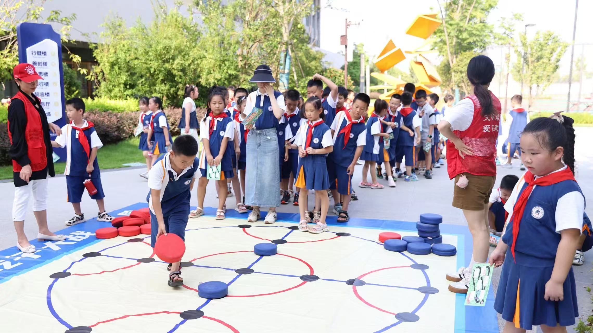 中建育英小学举行趣味迎新游园会
