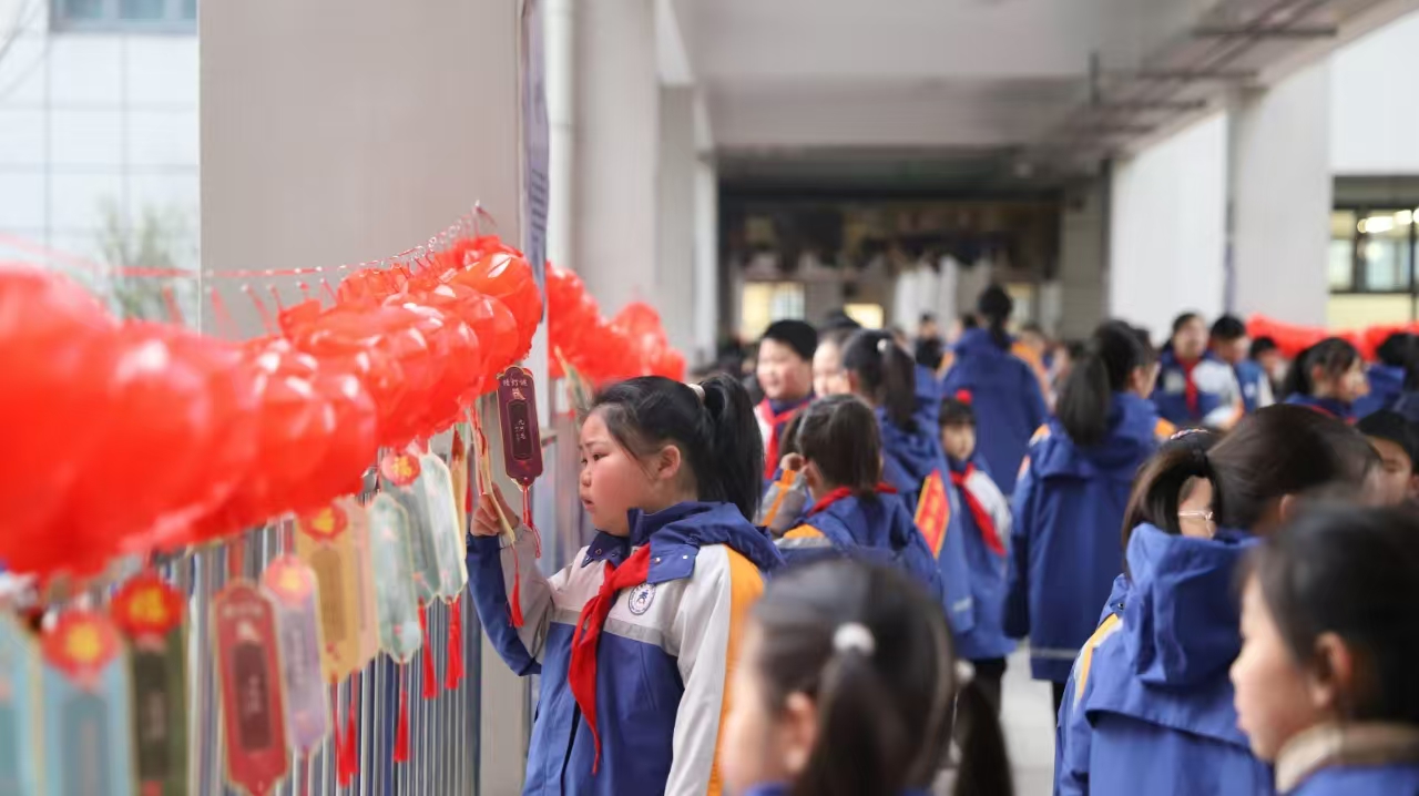 中建育英小学举行2025年春季迎新活动