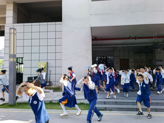 武陵区中建育英小学开展防震疏散演练活动