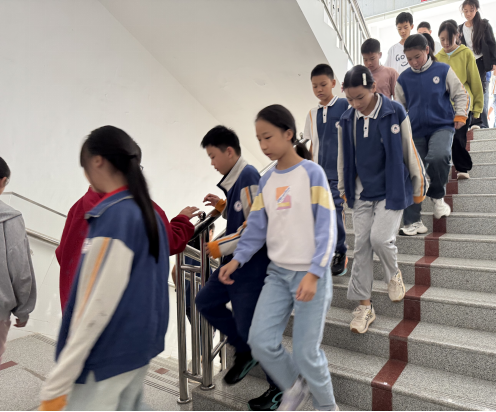 武陵区中建育英小学开展课间疏散路线演练活动