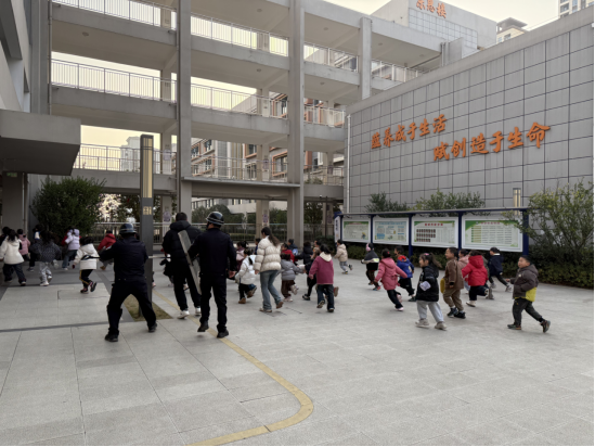 中建育英小学开展反恐防暴演练活动