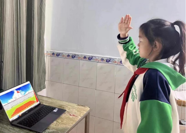 “云聚国旗下 齐心战疫情”中建育英小学线上升旗仪式
