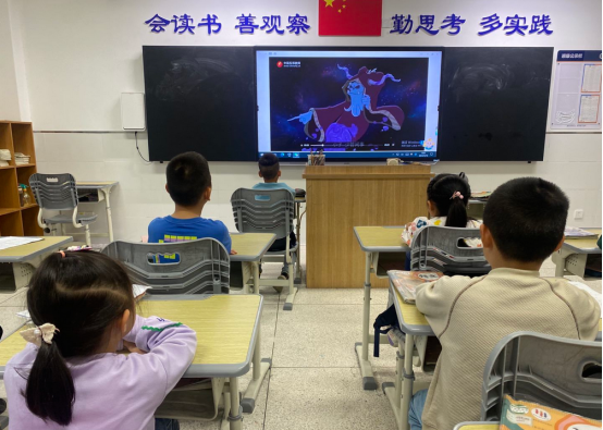 中建育英小学组织师生收看“反邪教”警示教育宣传片