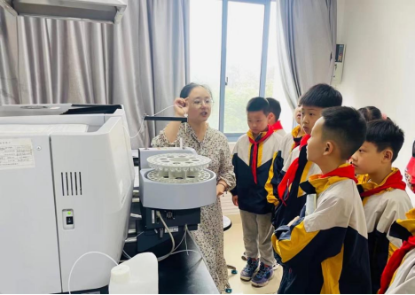 中建育英小学师生代表前往常德国检中心开展“探秘豆制品”之旅