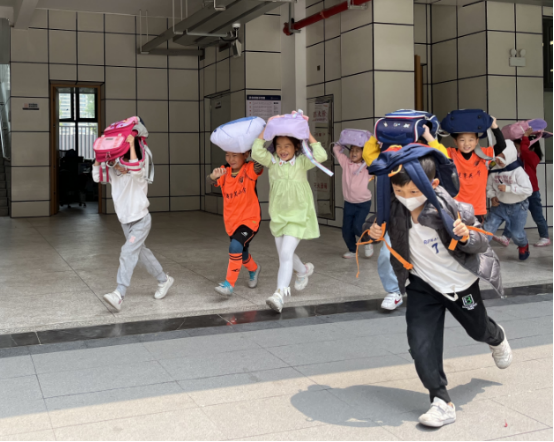 中建育英小学开展“防震减灾”应急疏散演练活动