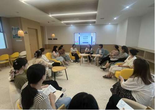 中建育英小学开展班主任交流会