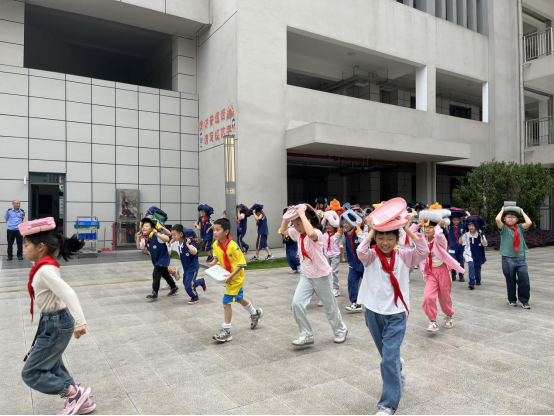 中建育英小学开展防震减灾应急疏散演练活动