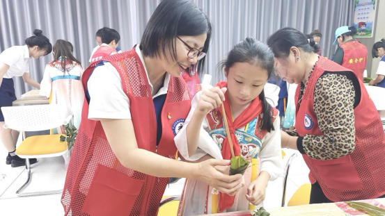 中建育英小学：粽叶飘香迎端午 夏季清风诗意浓