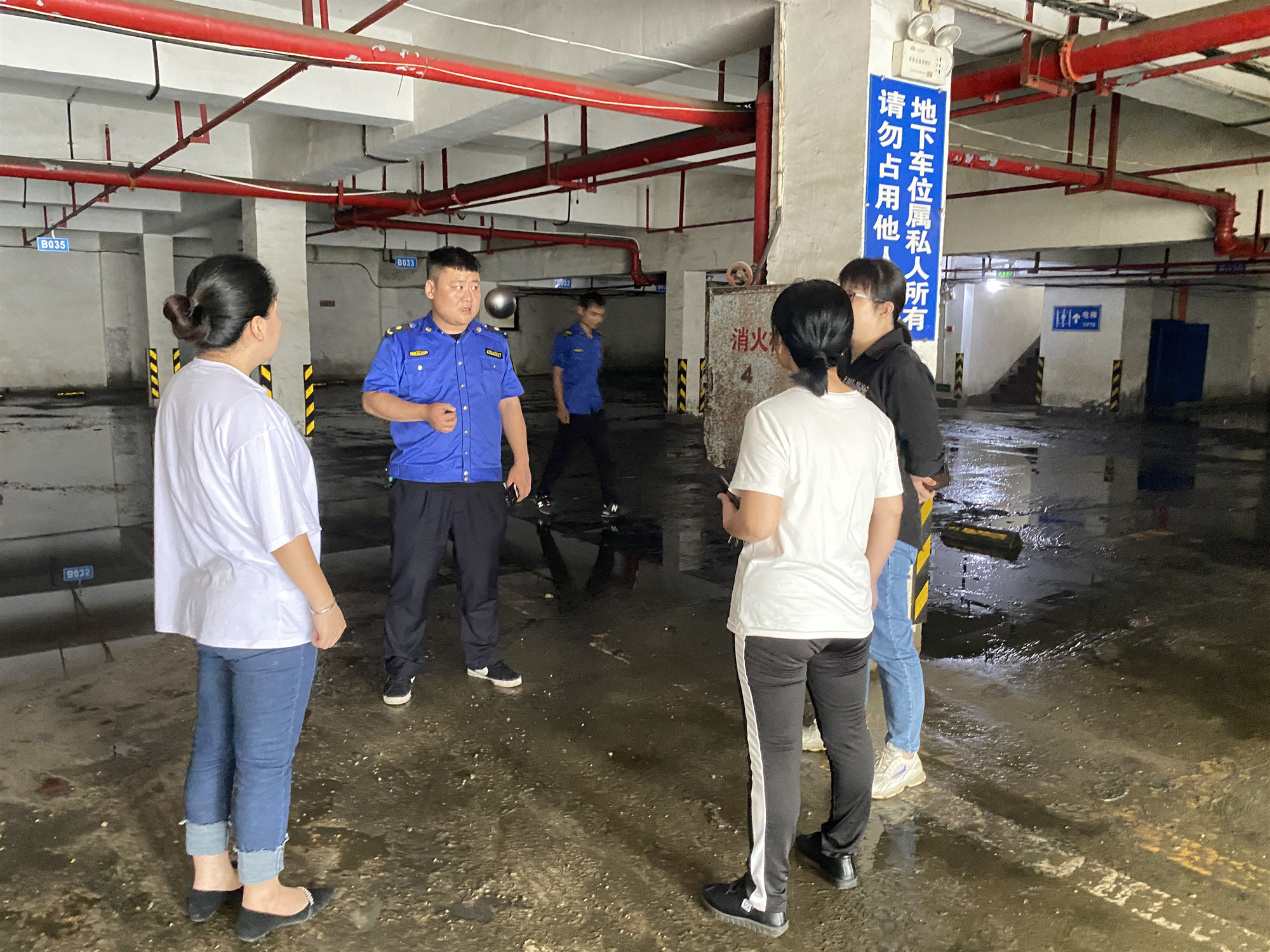 強降雨致積水內(nèi)澇 城管部門全力應(yīng)對