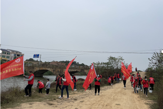 守护一江碧水，白水镇45余名志愿者参与净滩行动