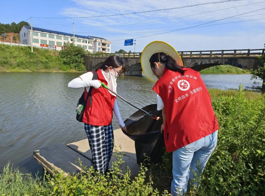 中南学子“三下乡”：清河净滩，擦亮白水江美丽底色