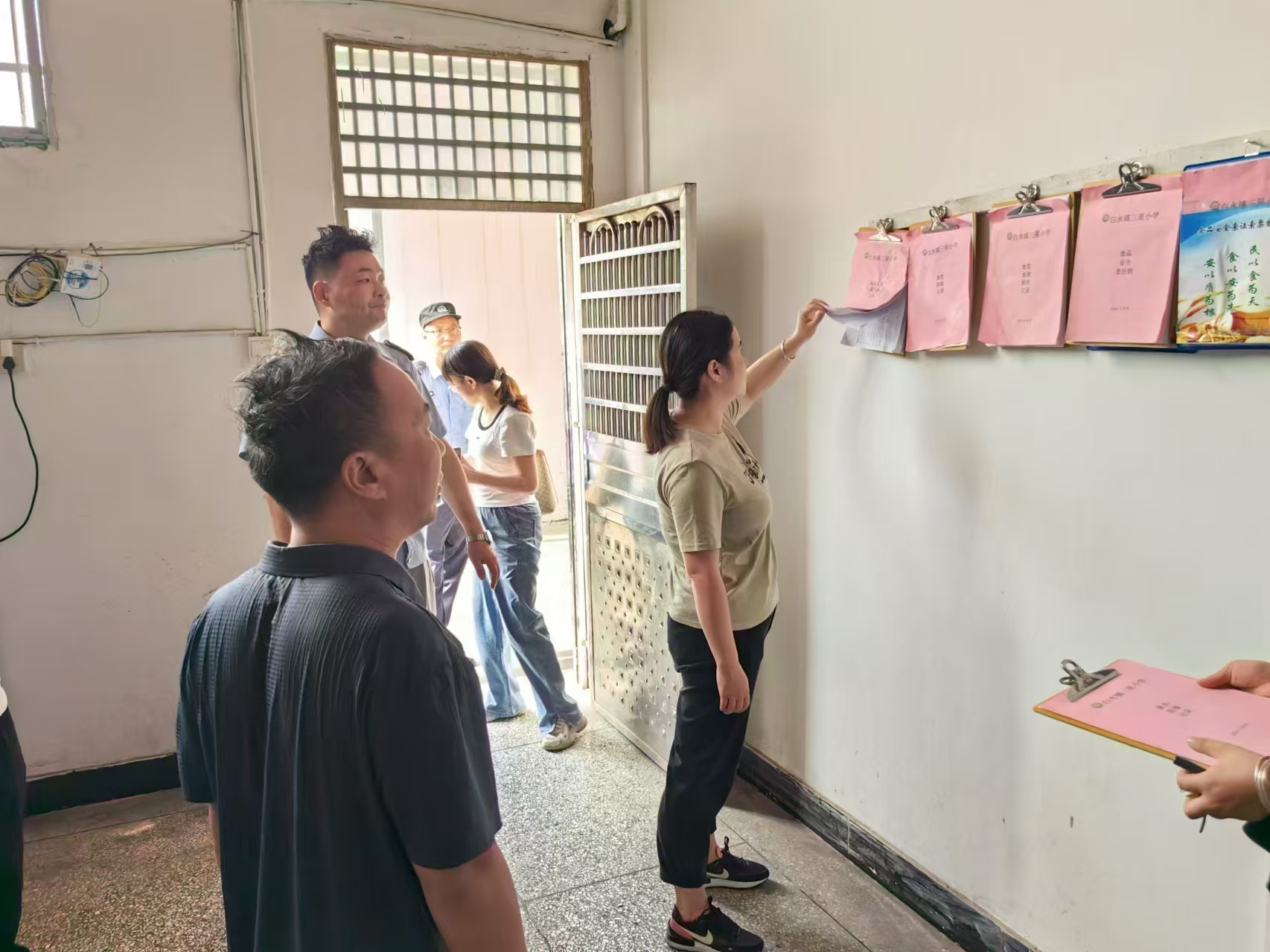 白水镇开展学校食品安全和校园周边“扫黄打非”专项检查