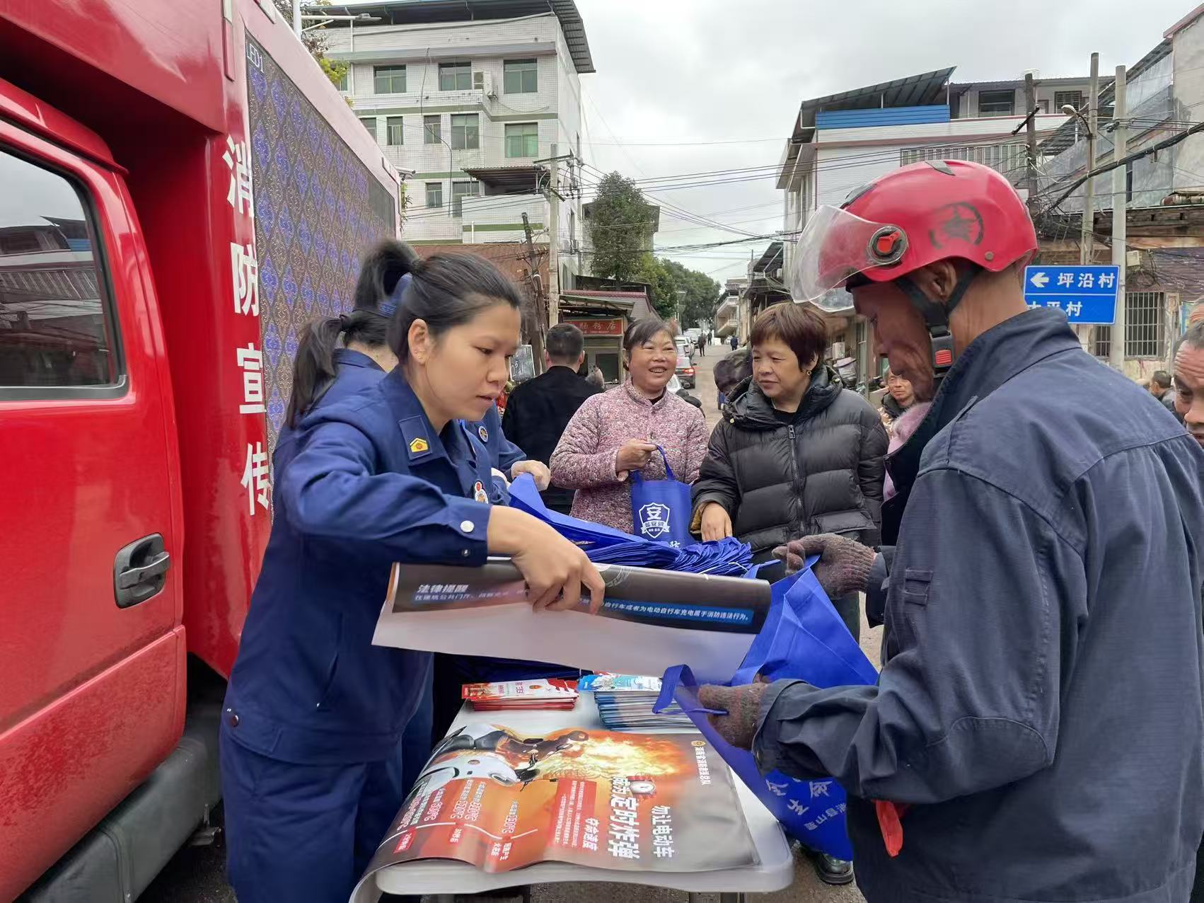 蓝山县消防救援大队联合太平圩镇开展沿街商铺消防安全专项检查与宣传活动