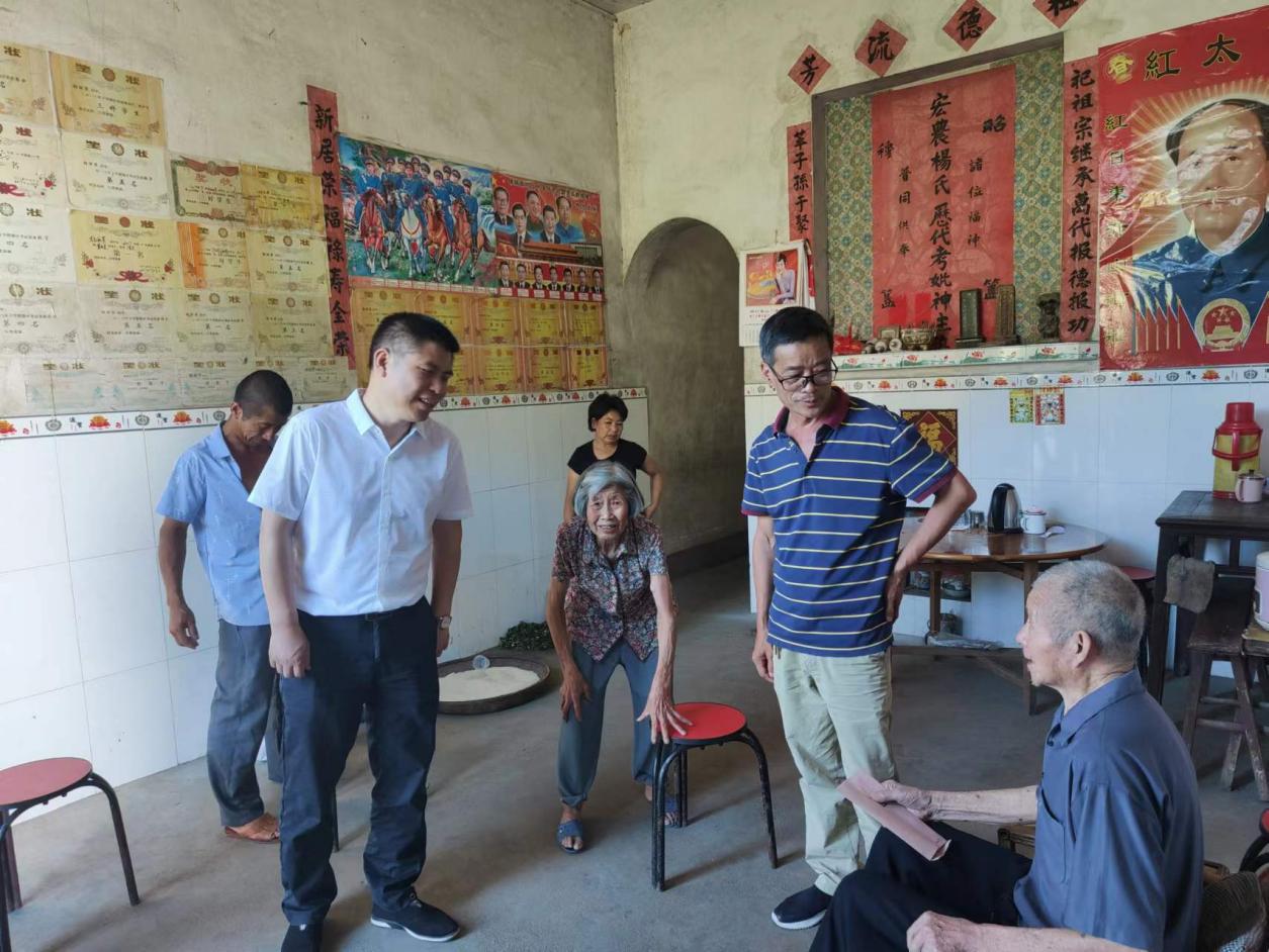 桐山乡：慰问烈士遗属  缅怀革命先烈