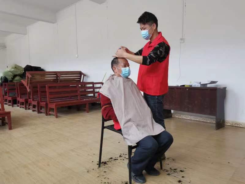 【最温暖的洞口人】桐山乡万里村青年志愿者为村民义务理发