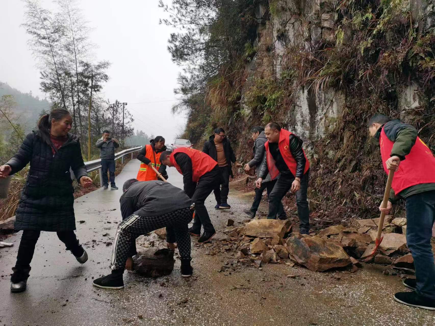 桐山乡青年志愿者开展“美丽村庄、安全出行”志愿活动