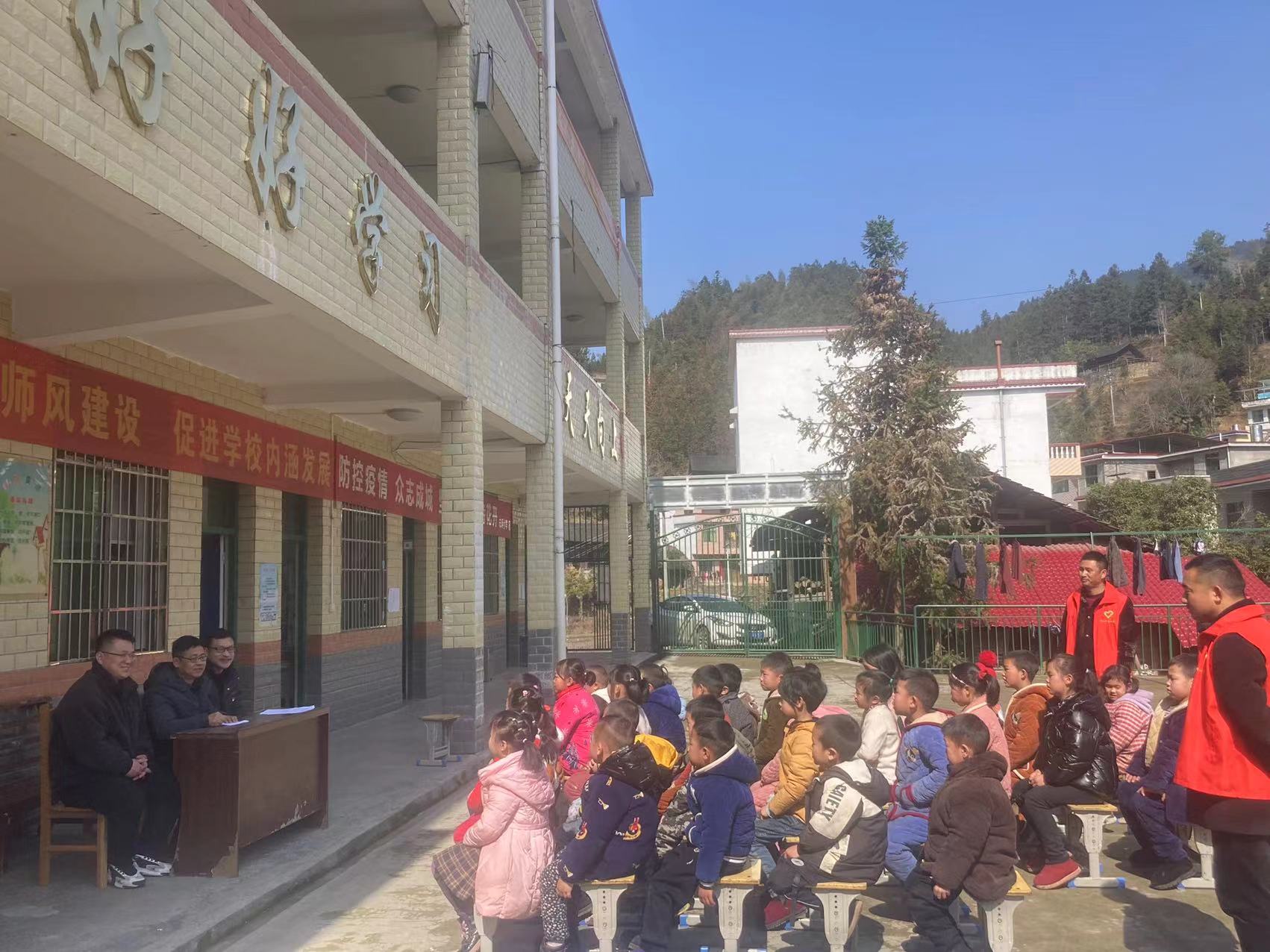 桐山乡市坪村：开展法制教育进校园活动