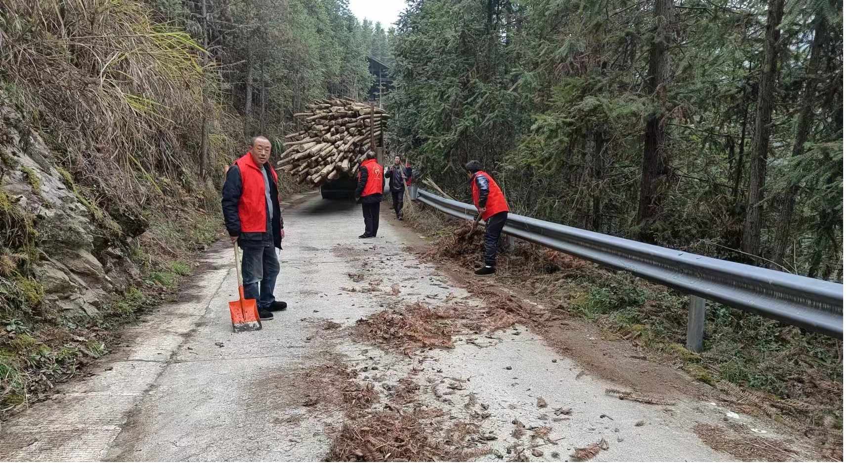桐山乡蒲溪村：“超龄”青年志愿者奋战在环卫第一线