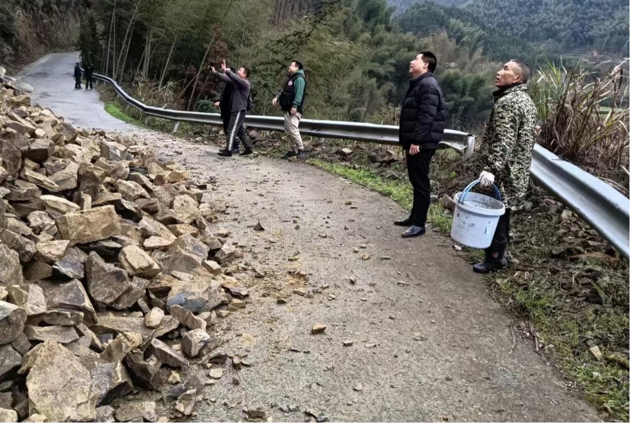 ​  桐山乡：山体滑坡道路受阻 干群齐心抢通保畅