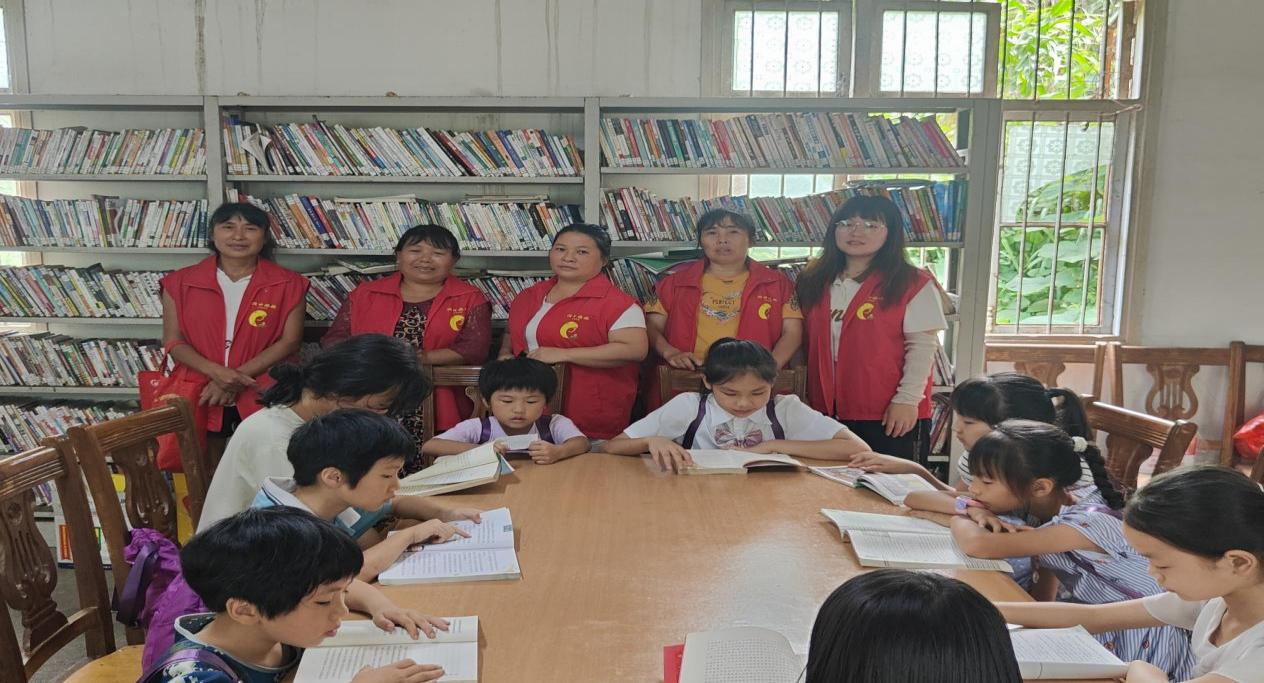 桐山乡龙桥村开展“‘洞口妈妈’助力暑期安全教育，同绘民族团结进步新图景”主题宣传活动