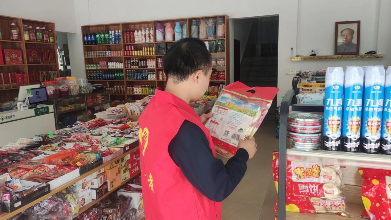 桐山乡开展食品安全检查 助力营商环境优化