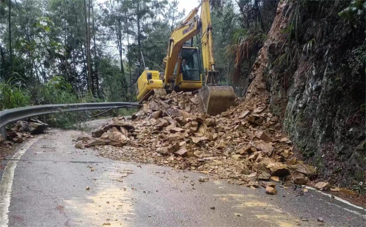 桐山乡：迅速清理滑坡落石，保障村民出行安全