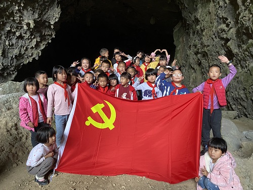 岩屋口小学举办全校师生廉洁教育登山活动