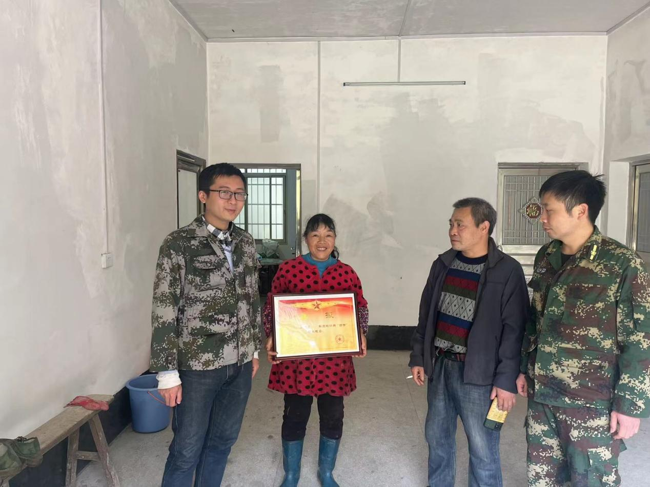 青山乡：喜报送进“四有”优秀士兵家门