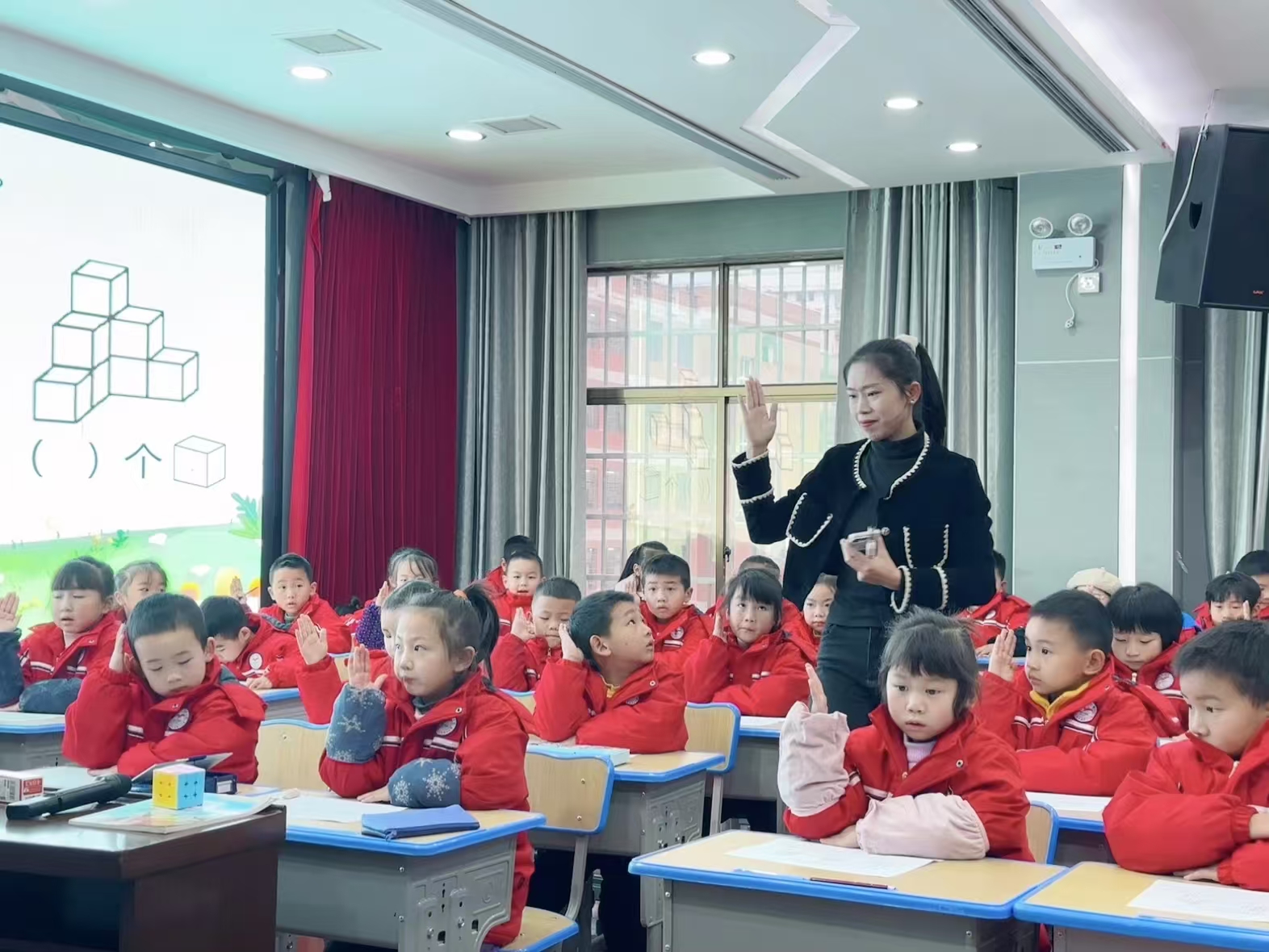 桑植县小学数学教师“问道”新教材比武决赛开赛