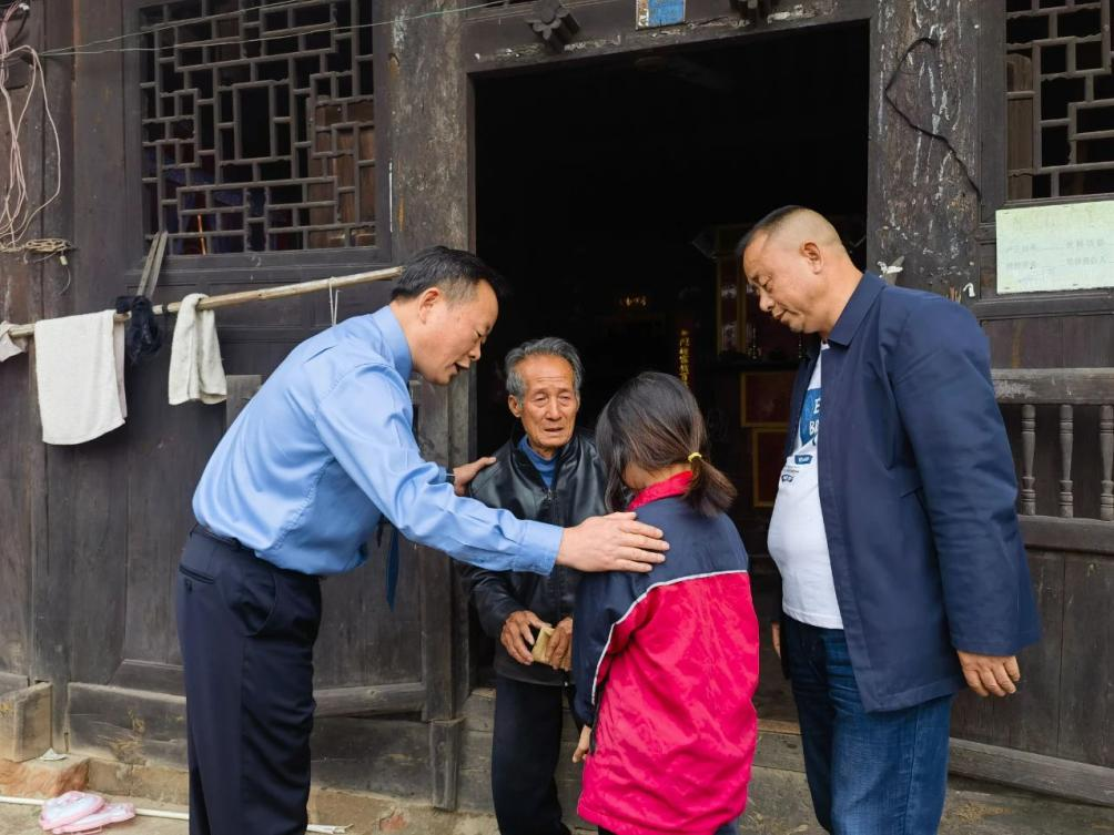 中方县铜湾镇开展“点亮微心愿 党群圆梦行”走访慰问活动
