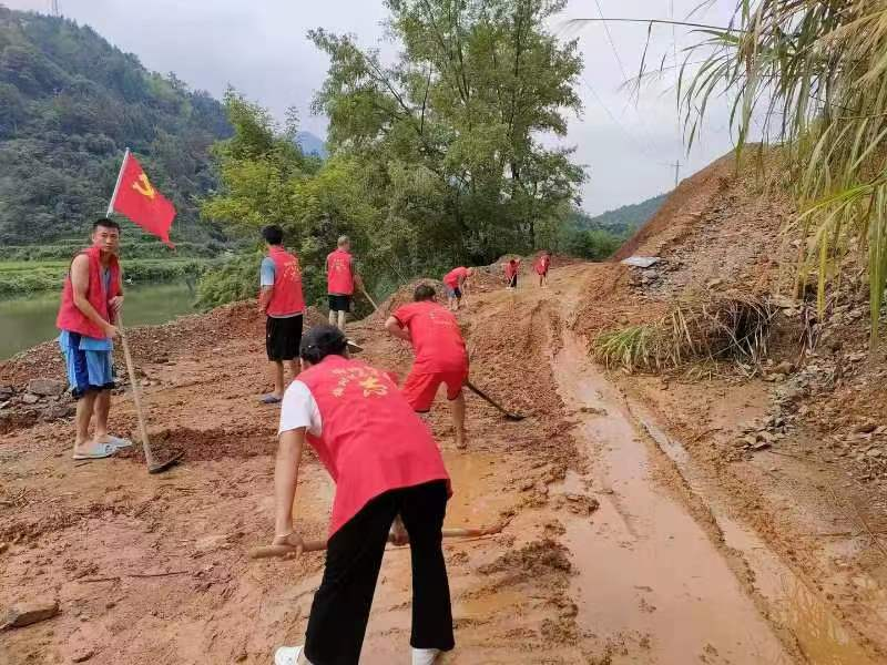 中方县铜湾镇： 党群齐心清理塌方保畅通
