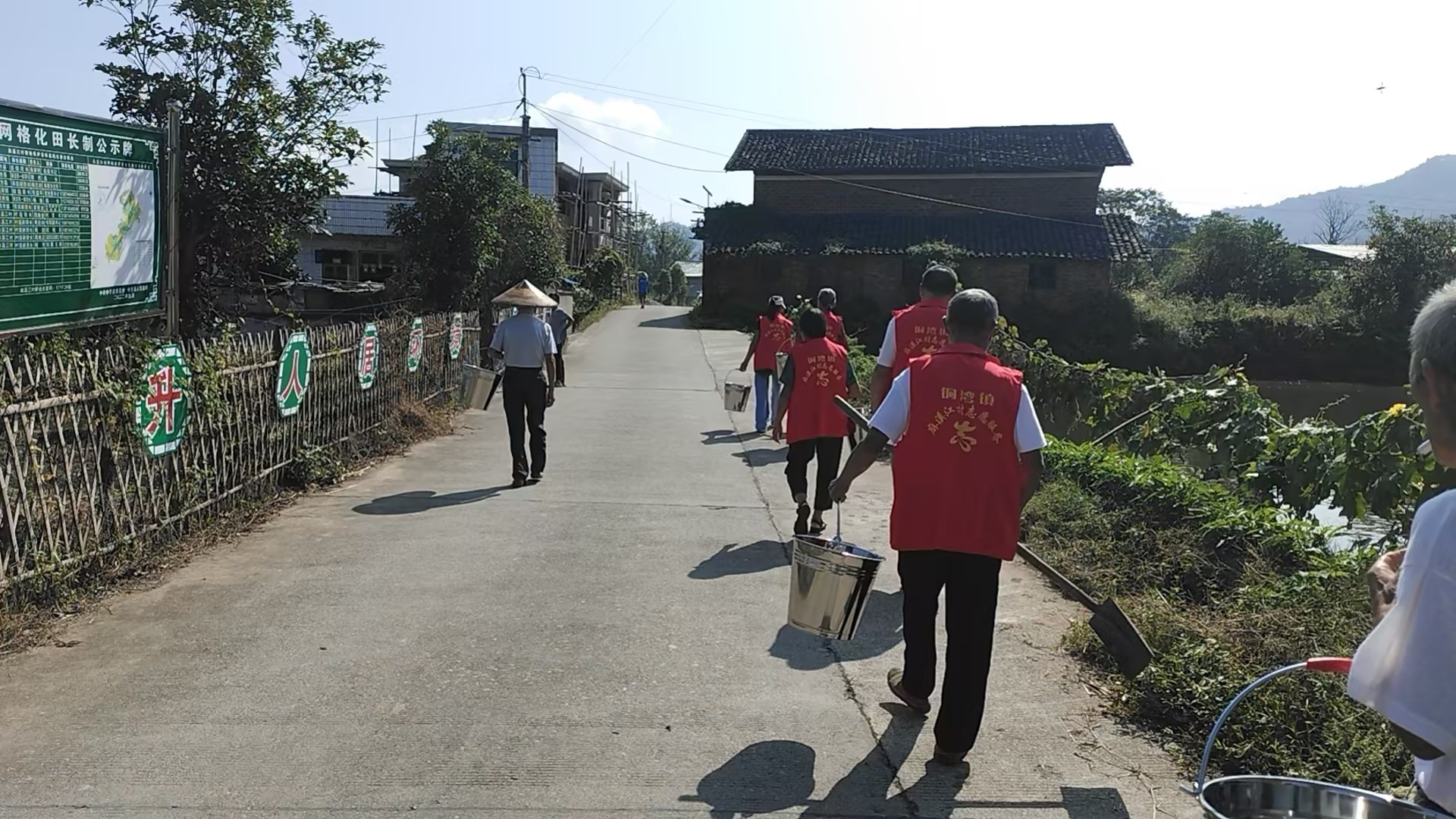 世界清洁地球日 中方县铜湾镇“环保卫士”在行动