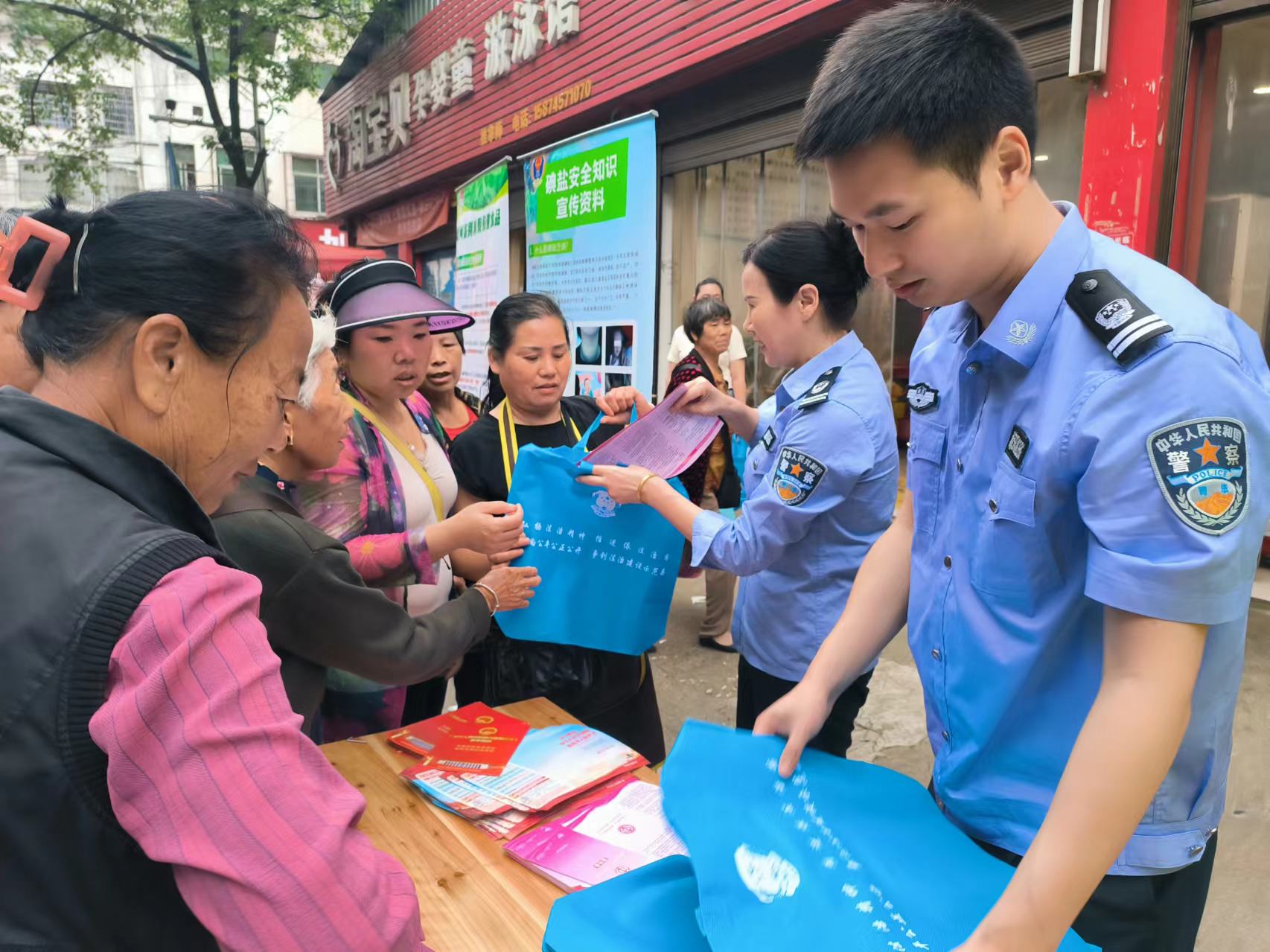 中方县铜湾镇开展安全知识宣传活动